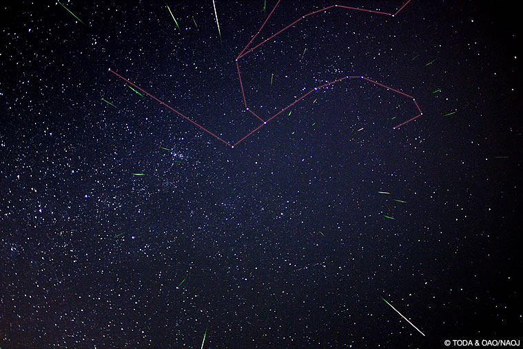 ペルセウス座から複数の流星が放射状に出現している写真